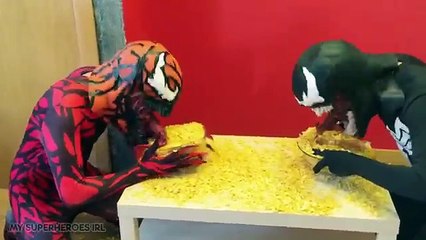 Venom vs Carnage Cereales para el Desayuno Superhéroe Spiderman Reto en la Vida Real