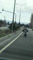 Motosiklet Üzerine Yatarak Şov Yapan Sürücü, Ölüme Davetiye Çıkardı