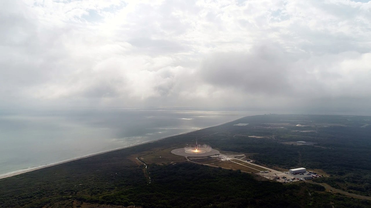 Atterrissage autonome réussi pour la fusée Falcon 9 de Space X