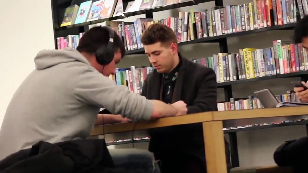 Ecouter de la musique sans brancher son casque en public... oups la honte!!!