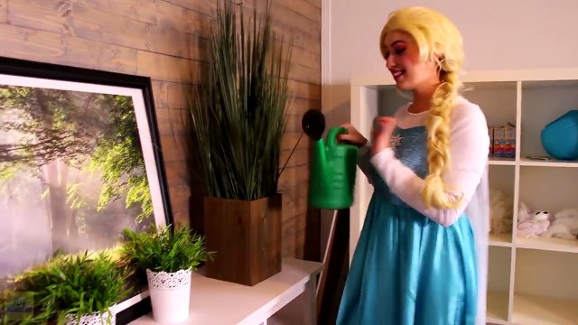 Evil Elsa KIDNAPS SANTA CLAUS! w_ Spiderman Frozen Elsa & Anna Superman Witch! Superhero Fun -)-01glWAcp