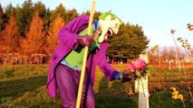 Frozen Elsa CHASED BY SCARY KILLER CLOWN! w_ Spiderman Joker Anna Superman Spidergirl! Superhero Fun-Txm