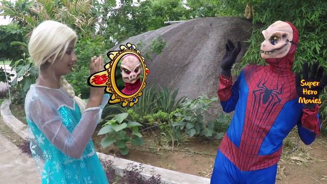 Congelados Elsa vs Joker PIS EN SU CARA la BROMA w/ Spiderman, Anna Superhéroe En la Vida Real F