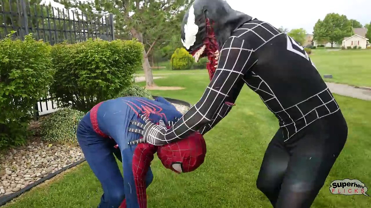 BATMAN and BATGIRL vs The Joker bath time SPIDERMAN in Real Life Superhero movie battle ve