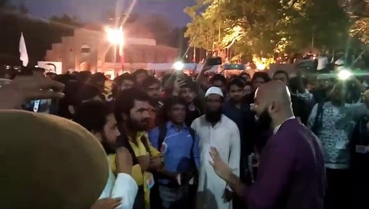Tarek Fatah thrashed by Indian students