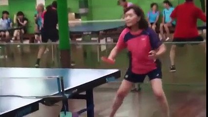 Quand t'es si forte au ping-pong que t'as même plus besoin de raquette