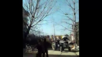 KESTİKLERİ AĞAÇ KAFALARINA DÜŞTÜ, O ANLAR KAMERAYA YANSIDI