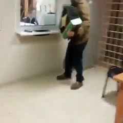 Ce gars bourré vient jouer de l'accordéon dans un poste de police