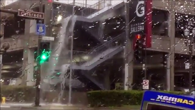 Quand un parking se transforme en chute d'eau en pleine inondation