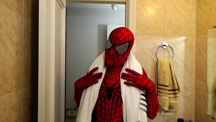 Download Video: Spiderman Bath Time with Frozen Elsa, Hulk, Joker & Pink Spidergirl - Superheroes Movie In Real Life-rkMKUE