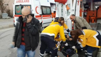 Otomobil Kamyonete Çarptı: 4 Yaralı