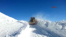 Hakkari Yüksekova'da Ekipler Metrelerce Karla Mücadele Ediyor