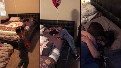 Ce petit garçon fait un cadeau à sa petite soeur pour la St Valentin