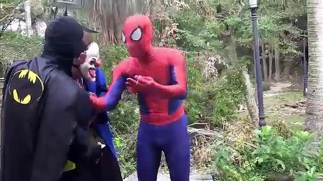 Congelados Elsa PISCINA SORPRESA! w/ Spiderman Maléfica Rosa Spidergirl Joker! Los Superhéroes Ep