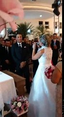 Noiva cantando para noivo emocionante