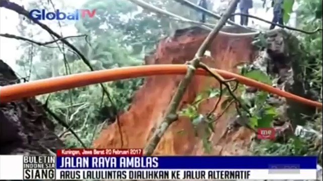 Jalan Raya Lintas Provinsi Kuningan-Ciamis Amblas Akibat Banjir