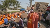 Monjes budistas desafían a la Policía a las afueras de Bangkok