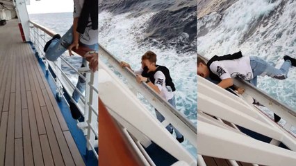 Un ado sur un paquebot suspendu au-dessus de l'eau