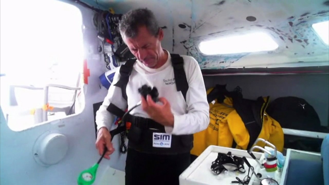 D104 : Sébastien Destremau tries his diving equipment / Vendée Globe