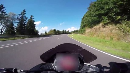 GRAVE ERREUR ! Un motard ACCÉLÈRE à fond dans un virage ...