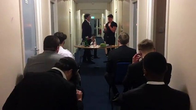 Ils organisent un enterrement pour leur pote qui vient de trouver une petite amie