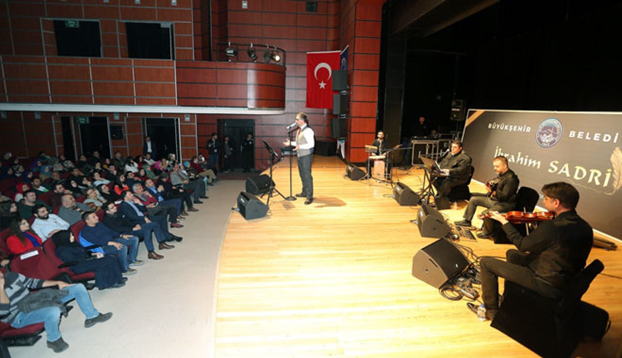 İBRAHİM SADRİ İLE ŞİİR GECESİ