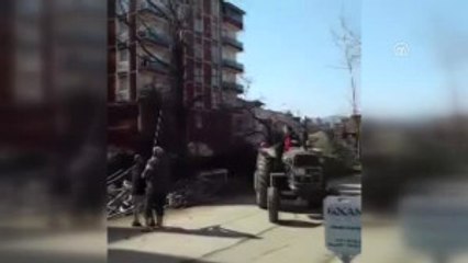 Sürücünün Üzerine Ağacın Devrilmesi Kamerada