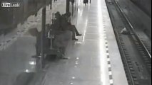 Un brave samaritain se jette sur les rails du métro pour sauver un enfant de 8 ans