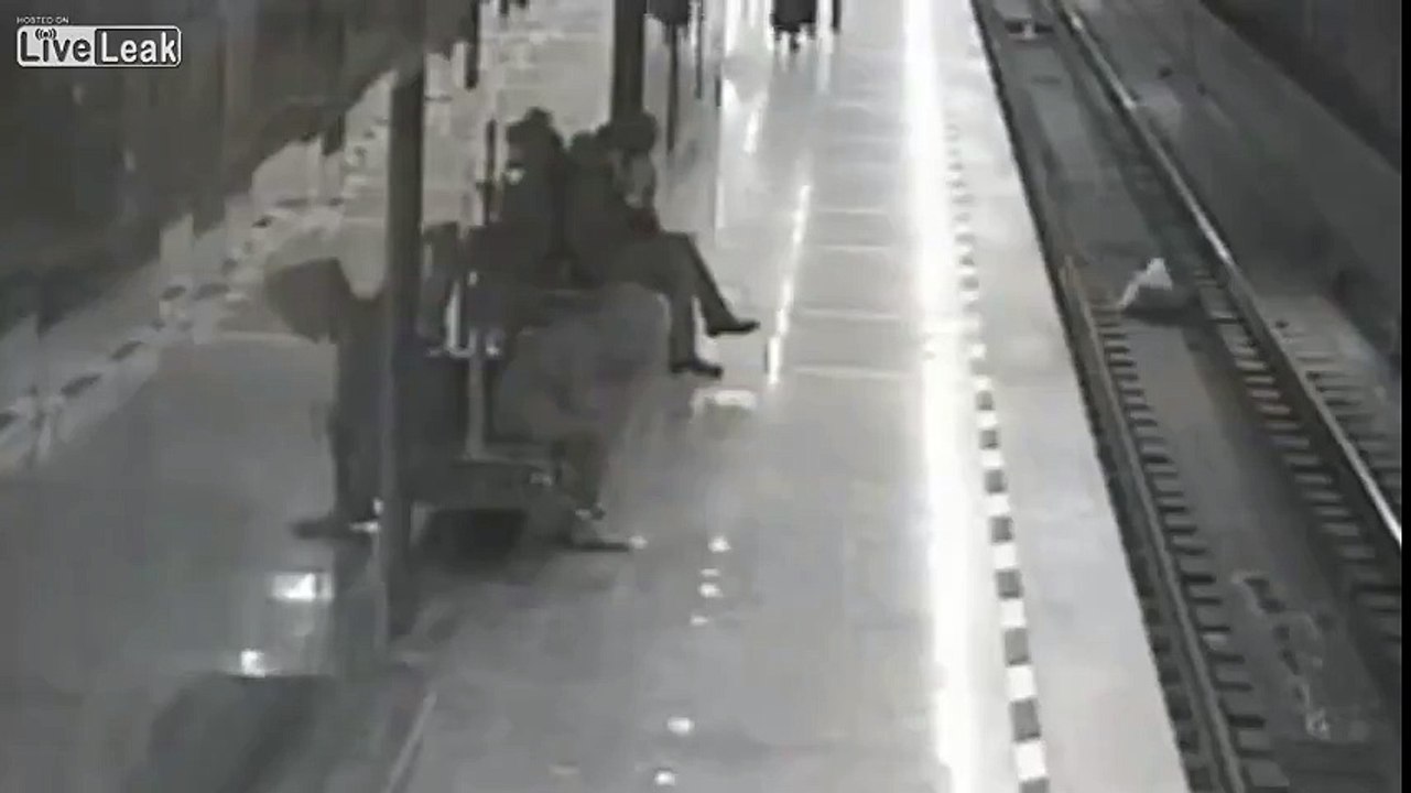 Un brave samaritain se jette sur les rails du métro pour sauver un enfant de 8 ans