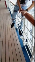 Un ado sur un paquebot suspendu au-dessus de l'eau