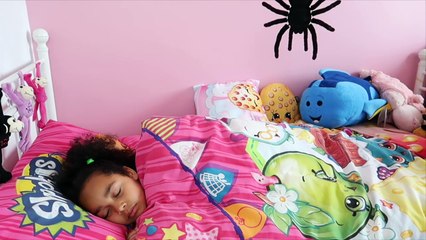 GIANT SPIDERS ATTACK GIRL COMPILATION MOVIE - Toys AndMe Skit-SKkK83l9