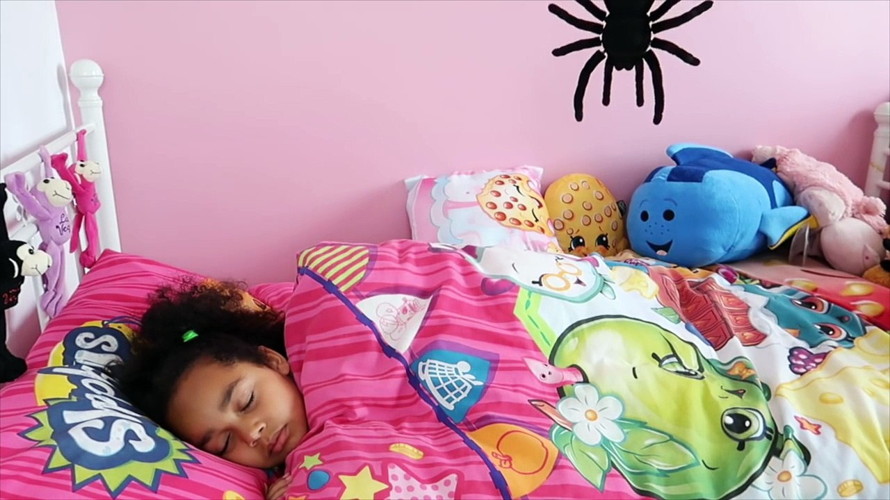 GIANT SPIDERS ATTACK GIRL COMPILATION MOVIE - Toys AndMe Skit-SKkK83l9