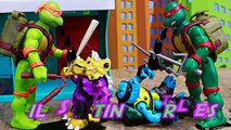 Teenage Mutant Ninja Turtles Spittin' Raphael Giant Robot Spills Oil on Triceraton and Slash Mutants-8eXUy
