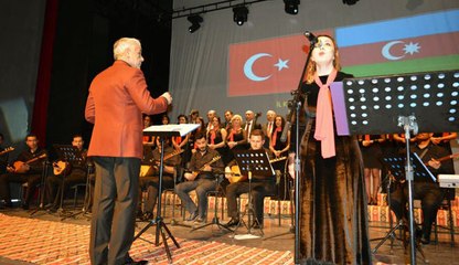 AZERİ TÜRKÜLERİNE İLGİ BÜYÜKTÜ