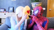 Spiderman vs Joker vs Rosa Spidergirl Fiesta de helados! w/ Bola de Hoyo de Congelados Elsa! Su Diversión