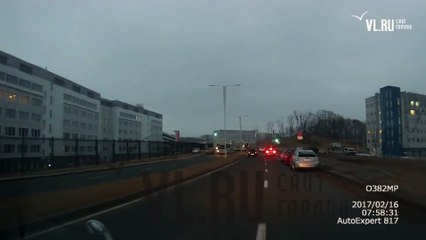 Une conductrice grille un feu rouge et renverse un groupe de personnes !