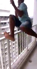 Un homme saute d’un balcon du 12e étage d’un immeuble