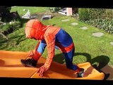 Pequeños Héroes Niño Deadpool vs Supergirl Sorpresa de los Huevos de pascua! Superhéroes en la Vida Real | Supe