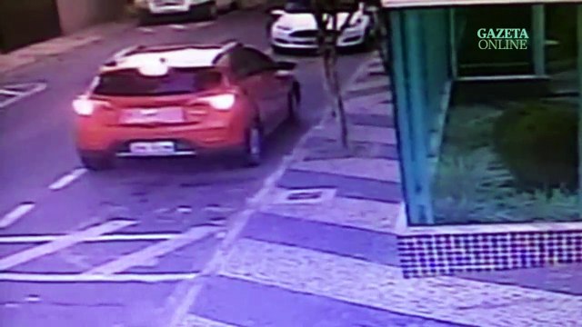 Vídeo flagra assalto a mulher em rua de Jardim Camburi
