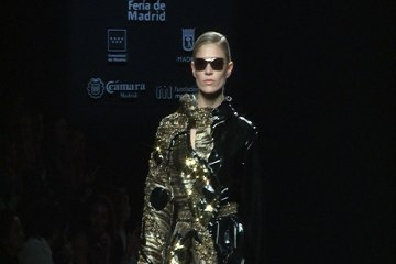 Carla Pereyra desfila bajo la atenta mirada del Cholo