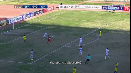 العارضة تمنع حارس القوة الجوية فهد طالب من تسجيل هدف في مرمى الصفاء اللبناني - كأس الاتحاد الآسيوي