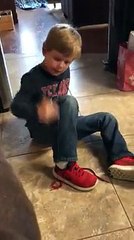 Pour bien nouer ses chaussures : un gamin a donné une leçon très pratique aux enfants