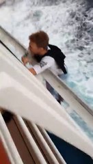 Ce taré se suspend au dessus de l'eau sur un paquebot
