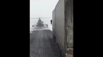 Un hélicoptère s'arrête au milieu d'une route pour demander son chemin !