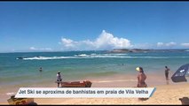 Jet Ski se aproxima de banhistas em praia de Vila Velha