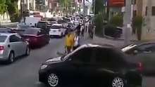 لم يحترم قانون الطرقات فمروا فوق سيارته !؟