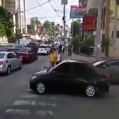 لم يحترم قانون الطرقات فمروا فوق سيارته !؟