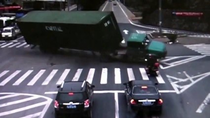 Motociclista safa-se por um triz de ser esmagado por camião