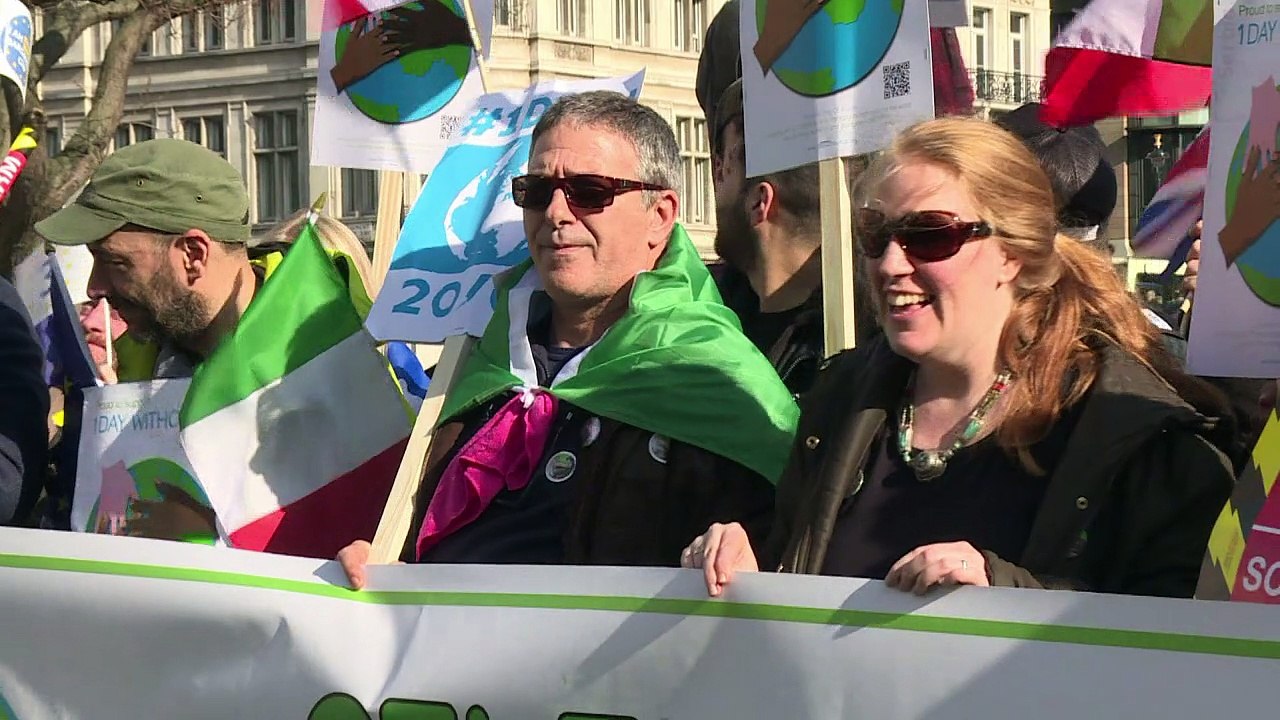 Manifestantes anti-Brexit defendem migrantes em Londres