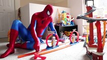 Spiderman vs Congelado Elsa vs Joker PEDO BROMA Divertida Película de Superhéroes en la Vida Real :